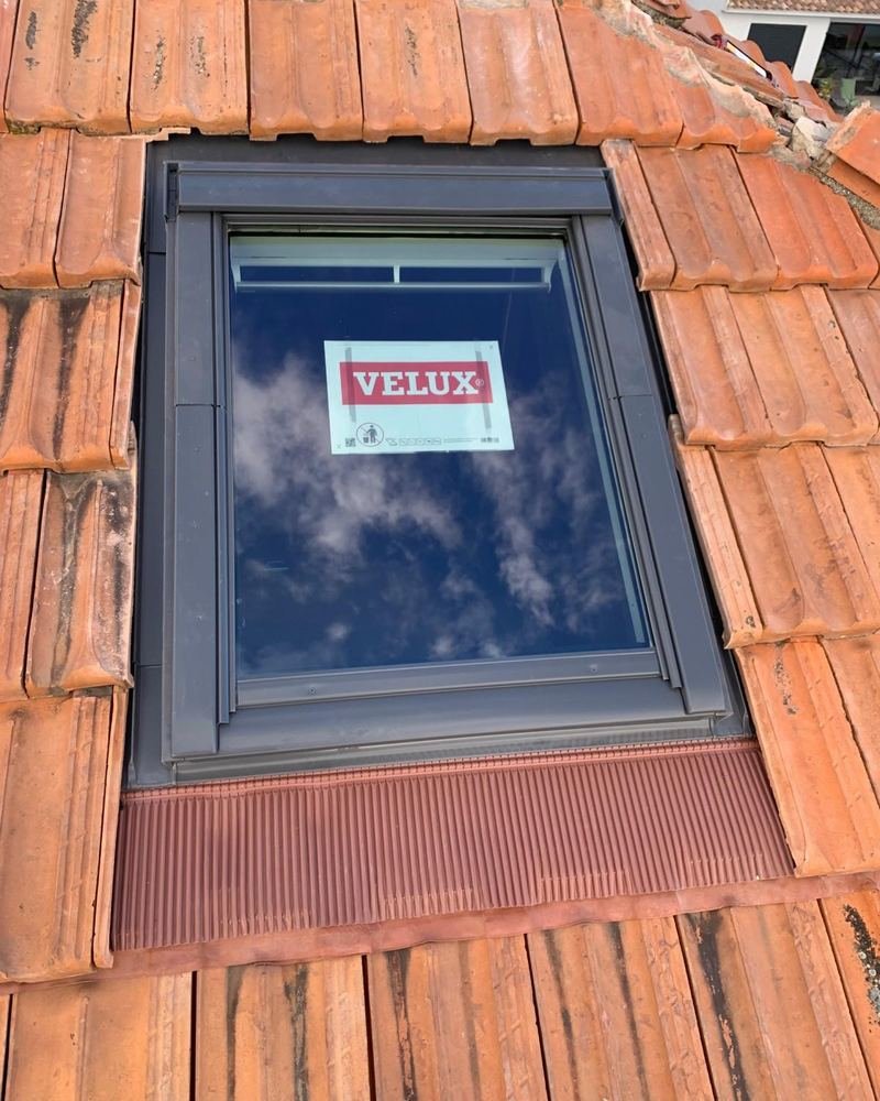 Fenêtre de toit Velux neuve intégrée dans une couverture en tuiles mécaniques
